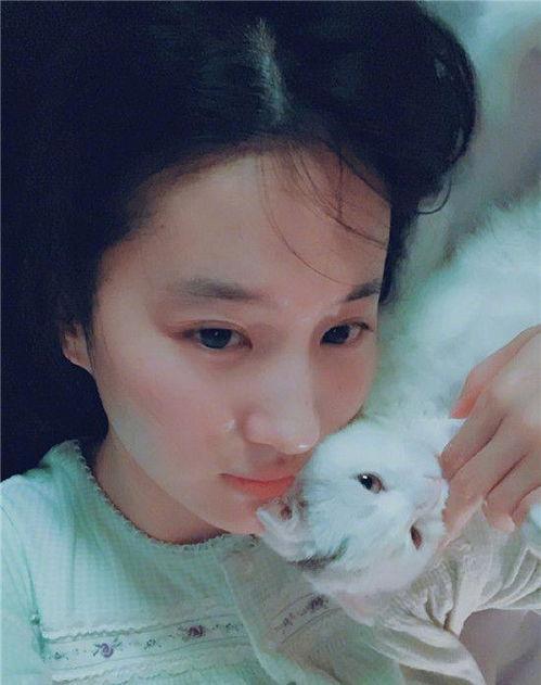 刘亦菲的全家福照片